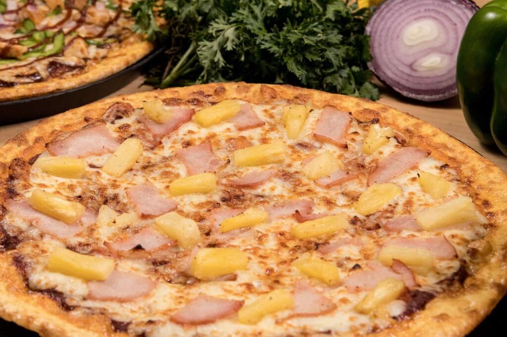Skąd się wzięła pizza hawajska i dlaczego jest na niej ananas